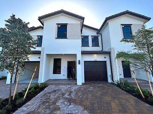 229-229 Sw 159th Way, Pembroke Pines, FL, 33027-4243 | Card Image