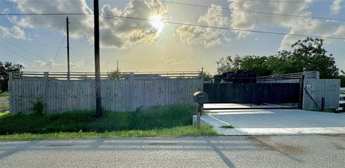 1006 23rd St, San Leon, TX, 77539-7392 | Card Image