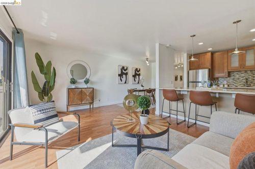 126-5 Embarcadero W, Oakland, CA, 94607-4530 | Card Image
