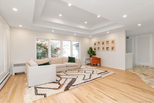 817 Glenridge Ave, Valley Stream, NY, 11581-3018 | Card Image