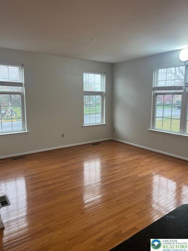 5232 Spring Ridge Dr E, Townhouse with 3 bedrooms, 3 bathrooms and null parking in Macungie PA | Image 5