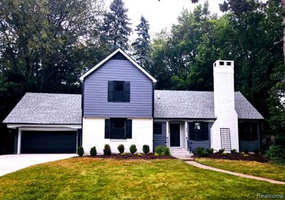 Beautiful view of this estate home | Image 1