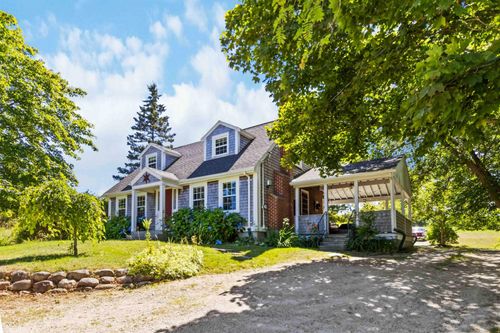 385 Green St, Lunenburg, NS, B0J2C0 | Card Image