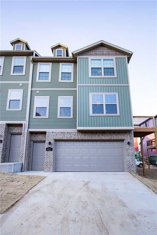 2818 W Auburn Dr, Fayetteville, AR, 72704-5131 | Card Image