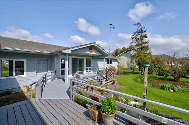 Rear deck looking from the main house towards the apartment | Image 36
