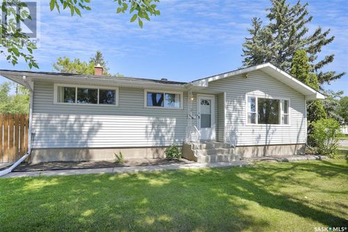 2 Donahue Ave, Regina, SK, S4R3Y5 | Card Image