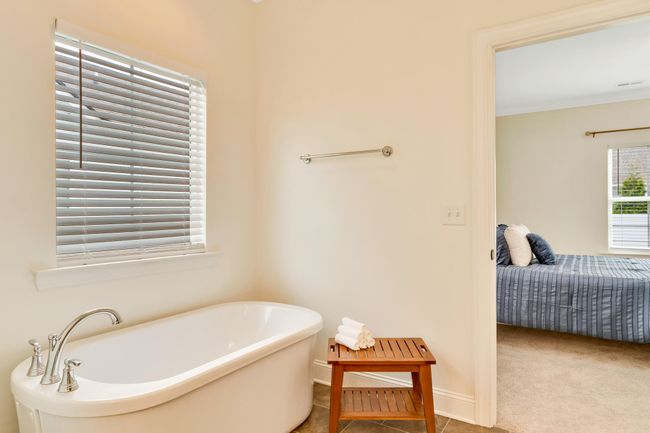 Ensuite bath with soaker tub! | Image 20