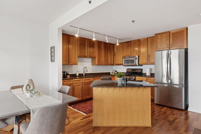 Kitchen island with breakfast bar | Image 7