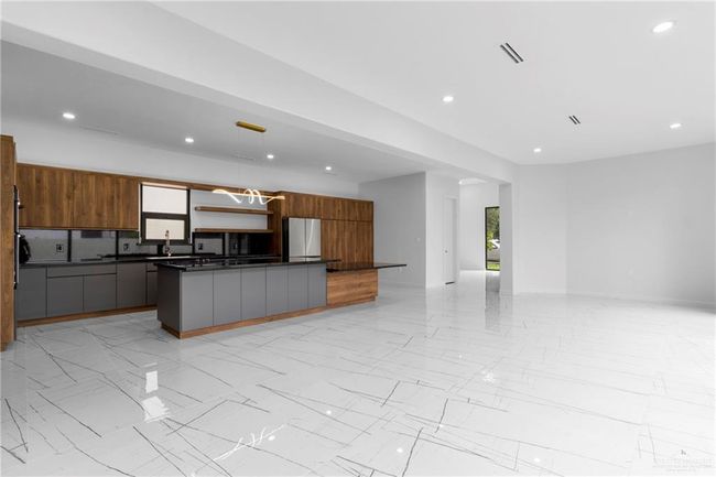 2228 S 45 Th St, House other with 3 bedrooms, 3 bathrooms and 2 parking in McAllen TX | Image 8