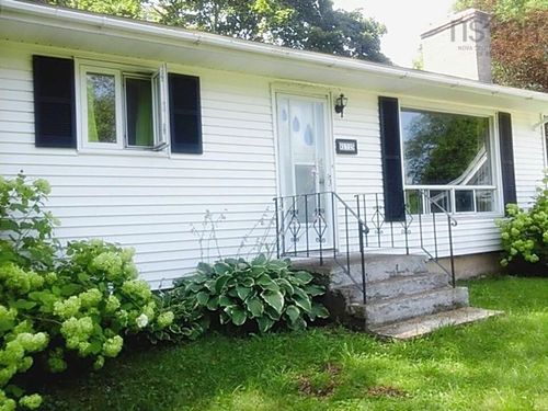 172 Prince St, Bridgewater, NS, B4V1E4 | Card Image