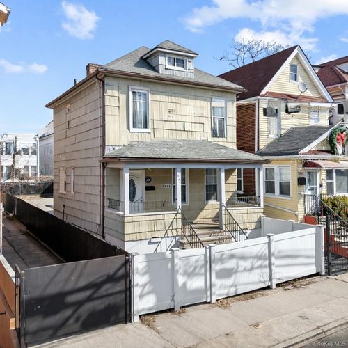 831 E 224th St, Bronx, NY, 10466-4403 | Card Image