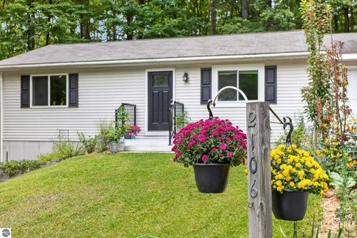 2106 Kodiak Trl, Kingsley, MI, 49649-8607 | Card Image