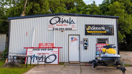 211 E Omega St, Henrietta, TX, 76365-3439 | Card Image