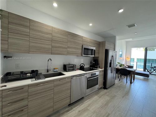 l601-121 Ne 34th St, Miami, FL, 33137-3852 | Card Image