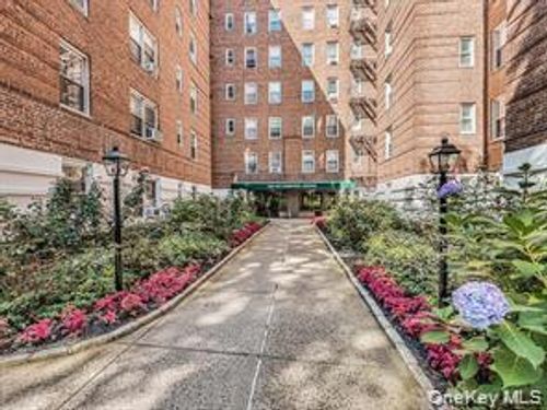 6p-247 Parkview Ave, Yonkers, NY, 10708-1345 | Card Image