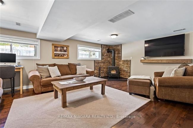 7067 Dirdene St, House other with 3 bedrooms, 2 bathrooms and 2 parking in Niagara Falls ON | Image 16