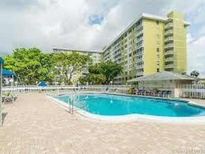 917B - 4400 Hillcrest Drive, Condo with 2 bedrooms, 2 bathrooms and null parking in Hollywood FL | Image 1