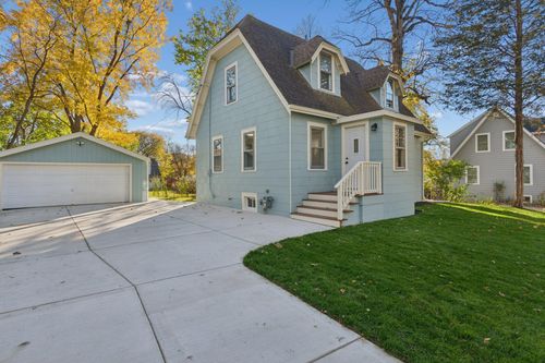 10121 W Bungalow Pkwy, WEST ALLIS, WI, 53214-1112 | Card Image