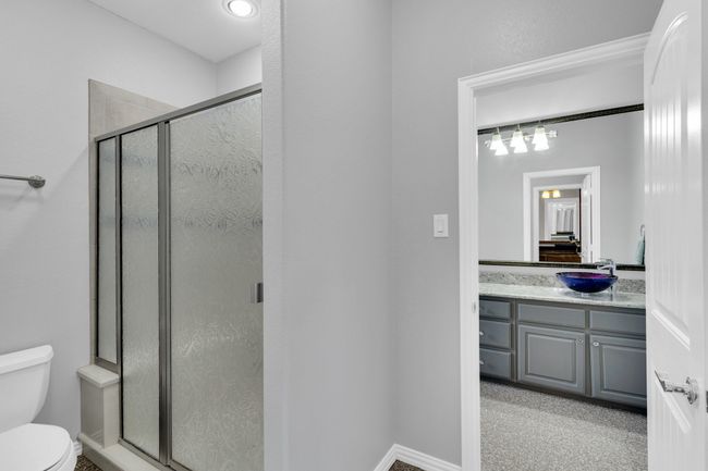 Full jack & jill bath upstairs | Image 30