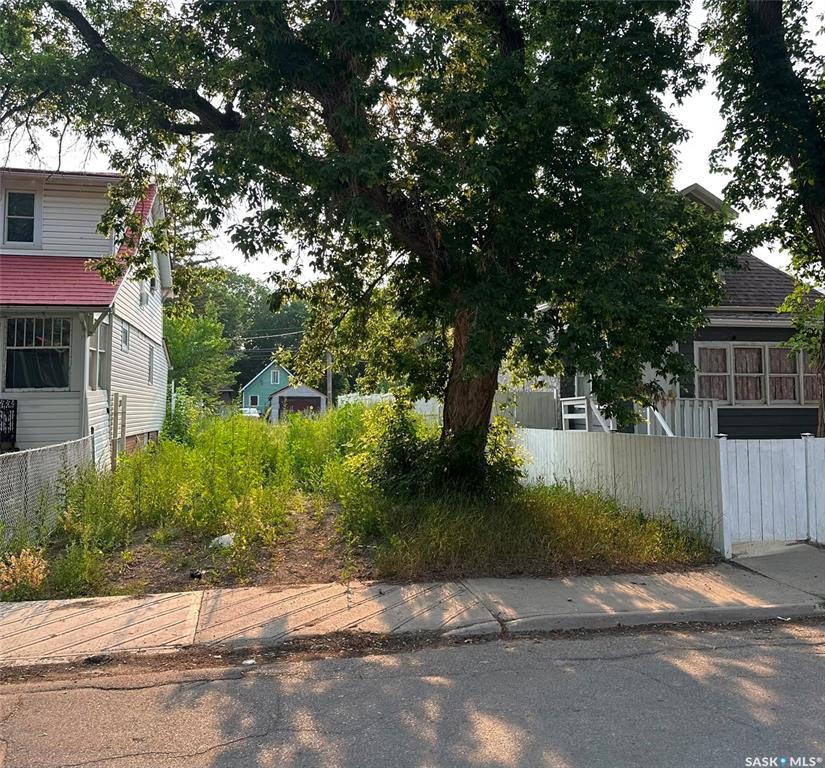 Land in Regina 2