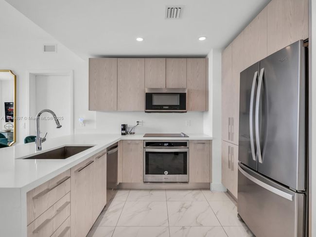 APT-1507 - 2000 Metropica Way, Condo with 2 bedrooms, 2 bathrooms and null parking in Sunrise FL | Image 5
