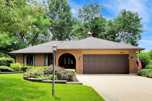 16W671 Fern St, Willowbrook, IL, 60527-7089 | Card Image