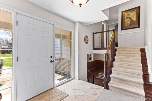 579 Fox River Dr, Bloomfield Hills, MI, 48304-1011 | Card Image