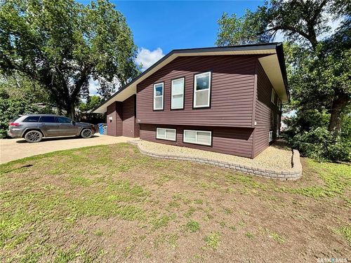 724 4th St E, Assiniboia, SK, S0H | Card Image
