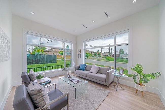 7635 Burgess Street, House other with 8 bedrooms, 6 bathrooms and 2 parking in Burnaby BC | Image 10
