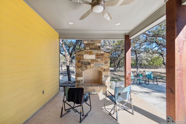 381 Camino Primero, House other with 3 bedrooms, 2 bathrooms and null parking in Leakey TX | Image 36
