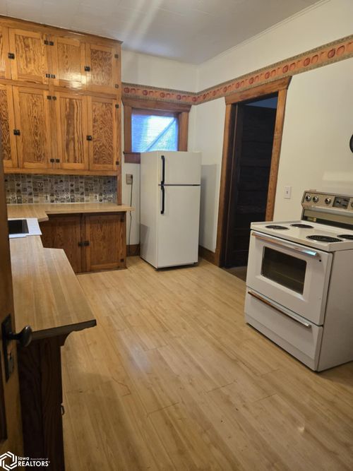 105 W Adams Ave, Fairfield, IA, 52556-3434 | Card Image