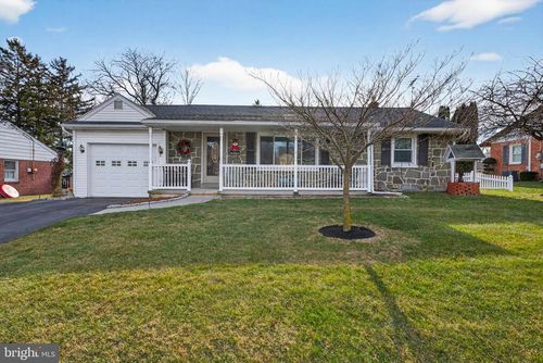 528 W Broad St, NEW HOLLAND, PA, 17557-1129 | Card Image