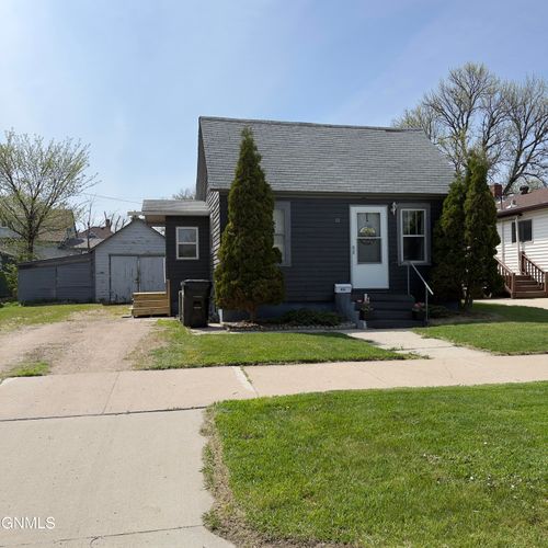 315 7th Ave Ne, Valley City, ND, 58072-3131 | Card Image