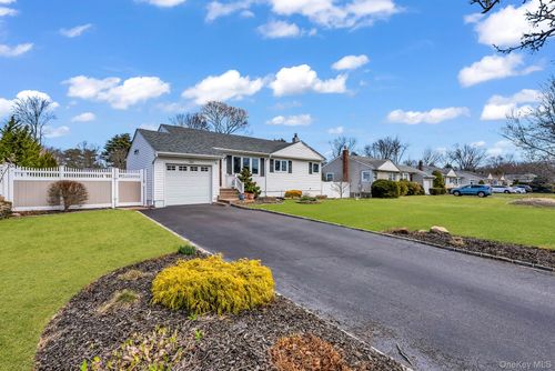 7 Gedney Ave, Smithtown, NY, 11787-4808 | Card Image