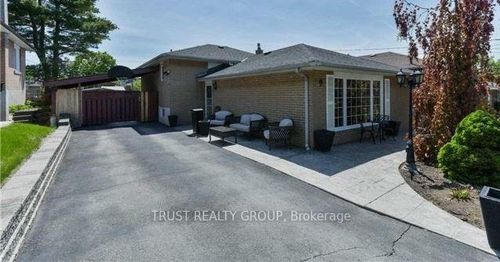 9 Del Ria Dr, North York, ON, M6L1L9 | Card Image