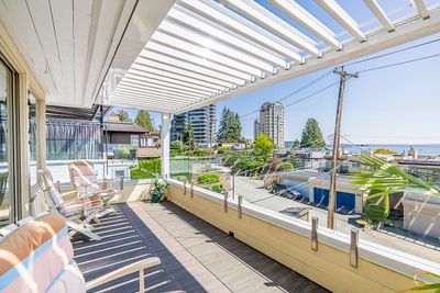 2336 Marine Dr, Home with 2 bedrooms, 2 bathrooms and 4 parking in West Vancouver BC | Image 3