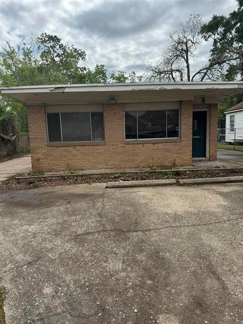 2443 North St, Beaumont, TX, 77702-1724 | Card Image
