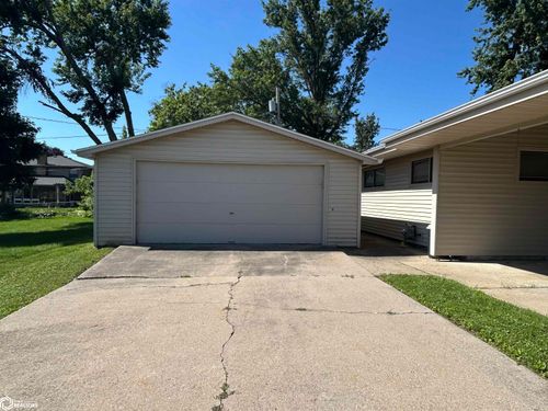 10 W Olive St, Marshalltown, IA, 50158-4228 | Card Image