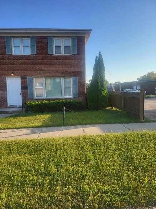 2207 Williamsburg Dr, Waukegan, IL, 60085-1636 | Card Image