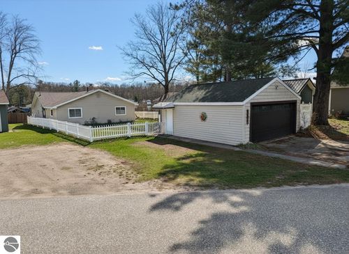 11412 S Shore Dr, Lake, MI, 48632-9028 | Card Image