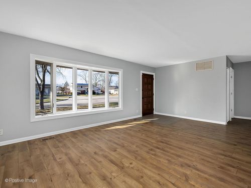 27 Hawthorne Ln, Streamwood, IL, 60107-1507 | Card Image