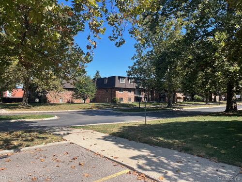 311 Riviera Dr, Saint Clair Shores, MI, 48080-1537 | Card Image