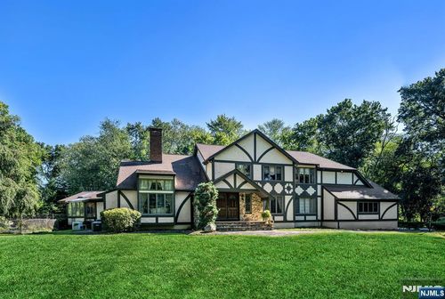 40 Mohegan Trl, Saddle River, NJ, 07458-2931 | Card Image