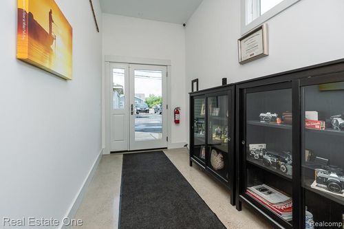 426 W University Dr, Rochester, MI, 48307-1938 | Card Image