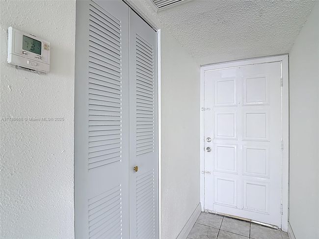 5863 - 5863 W 28 Th Ave, Condo with 2 bedrooms, 2 bathrooms and null parking in Hialeah FL | Image 4