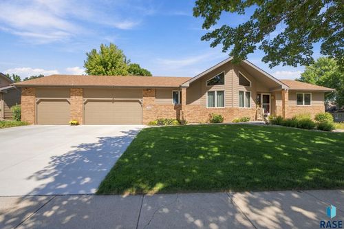 2908 E 51st St Street, Sioux Falls, SD, 57103 | Card Image
