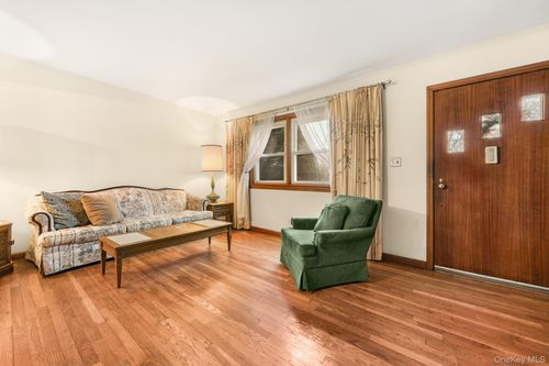 6 Lombardi Rd, Pearl River, NY, 10965-1314 | Card Image