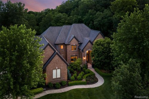 2761 Plum Creek Dr, Oakland, MI, 48363-2150 | Card Image