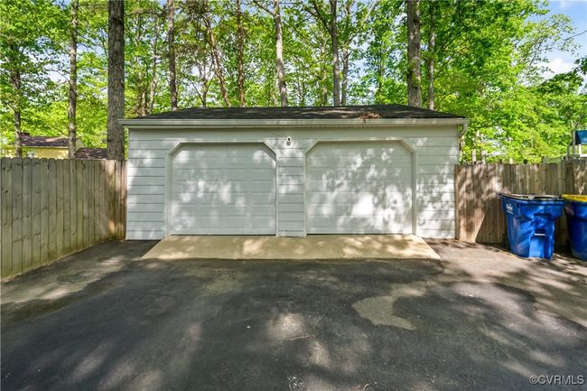 Detached garage with fence | Image 27