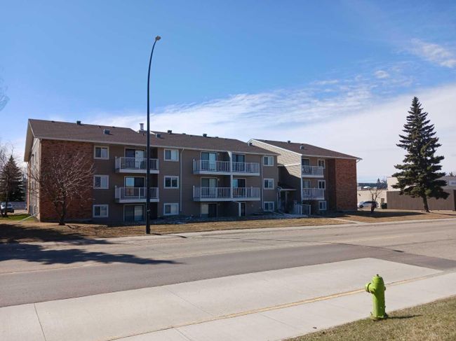 207 - 49 Bennett Street, Home with 2 bedrooms, 1 bathrooms and 1 parking in Red Deer AB | Image 2